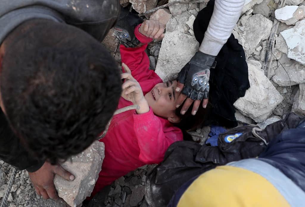 அம்மா எங்கே என கதறும் சிறுமி- விமானாதாக்குதலிற்கு மத்தியில் மீட்கப்பட்டார் 2