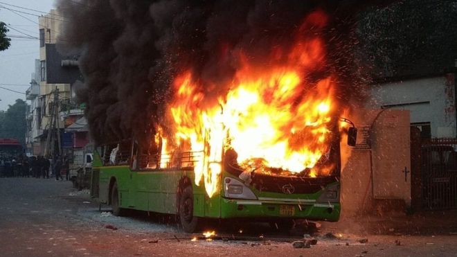 குடியுரிமை திருத்த மசோதாவுக்கு எதிர்ப்பு: டெல்லியில் 3 பேருந்துகள் தீவைத்து எரிப்பு 12