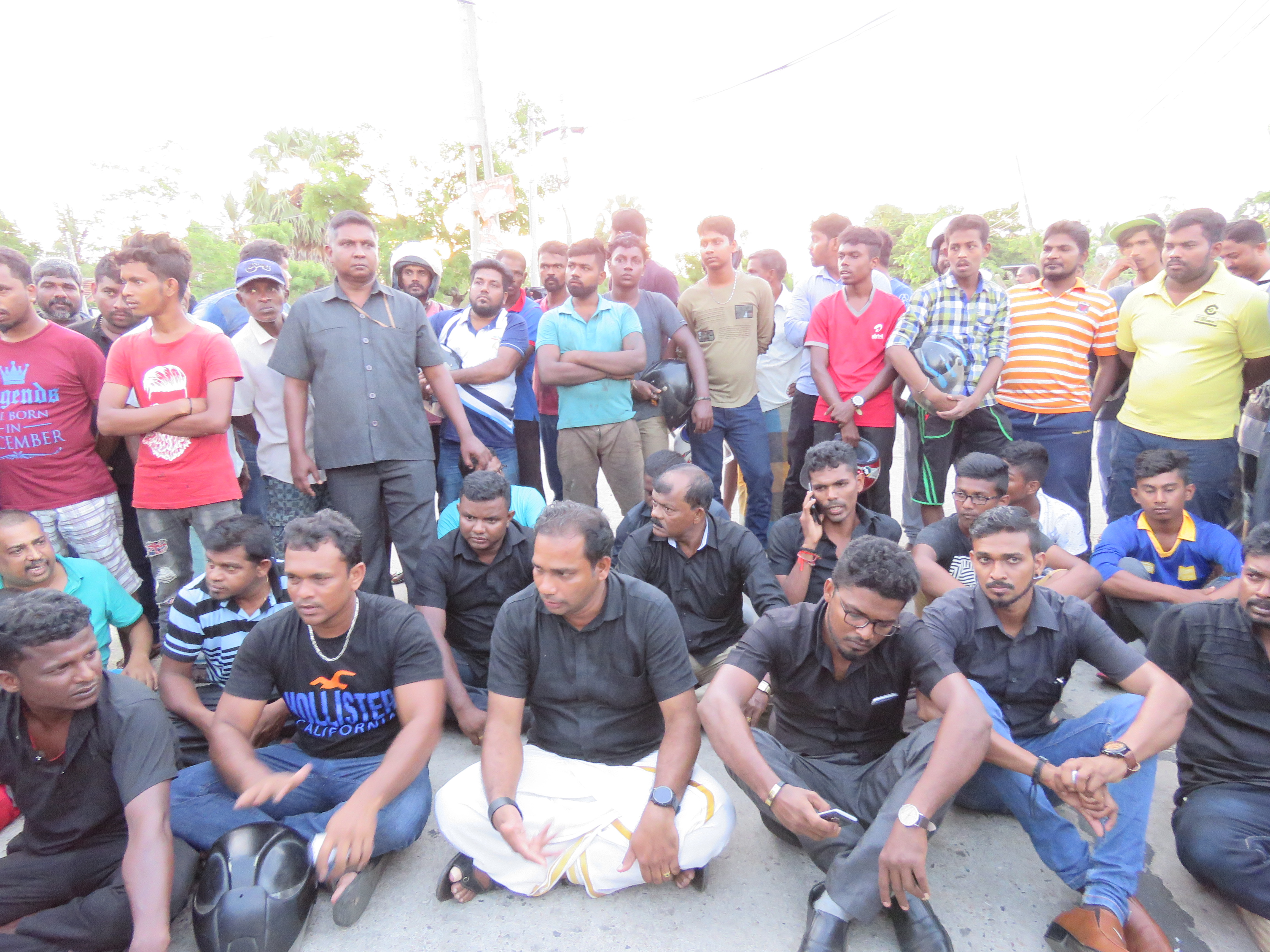 மட்டு தற்கொலை குண்டு தாக்குதலில் உயிரிழந்தவரின் உடற்பாகங்களை இந்துமயானத்தில் புதைத்தற்கு எதிர்ப்பு தெரிவித்து ஆர்ப்பாட்டம் 9