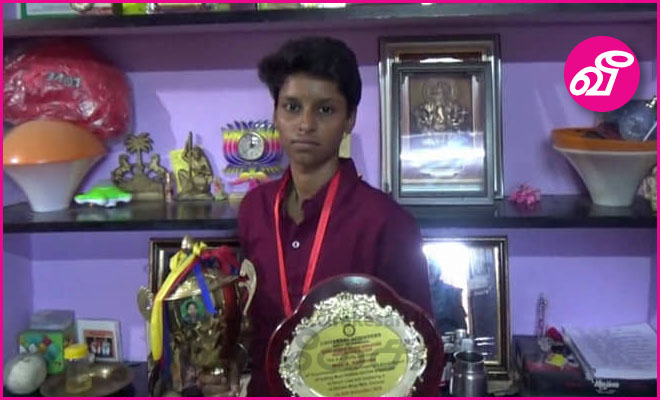 1,330 திருக்குறளையும் “மிரர் ரைட்டிங்” முறையில் எழுதி கல்லூரி மாணவி சாதனை..! 10