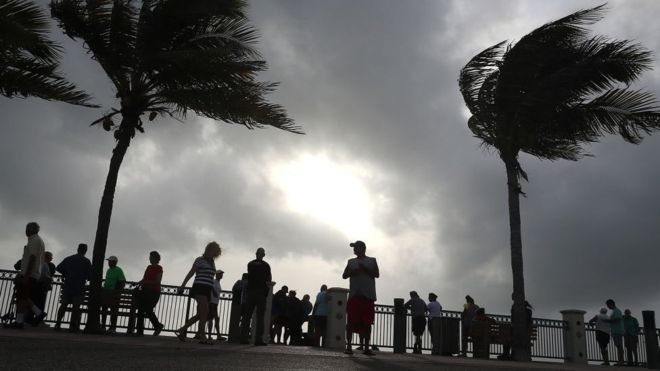 பஹாமஸை சூறையாடும் டோரியன் சூறாவளி 4