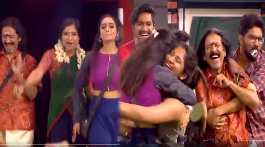 பிக் பாஸ் வீட்டிற்குள் அதிரடியாக நுழைந்த ஷாக்சி மற்றும் அபிராமி..!! அதிர்ந்து போன போட்டியாளர்கள்..இதோ வீடியோ..!! 11