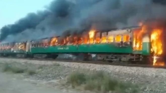 சமையல் அடுப்பு வெடித்து பாகிஸ்தான் ரயிலில் தீ விபத்து; குறைந்தது 74 பேர் பலி 9