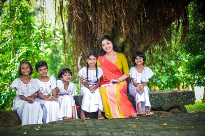 ஒட்டுமொத்த இலங்கை இளைஞர்கள் மத்தியிலும் திடீரென வைரலான அழகிய சிங்கள யுவதி! தீயாய் பரவும் புகைப்படங்கள் 9