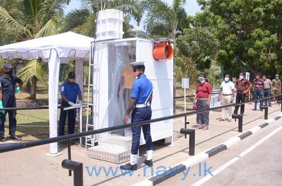 ஒரே தடவையில் முழு உடலிலுமுள்ள கிருமிகளை நீக்கும் கருவியை கடற்படை கண்டுபிடிப்பு! 4