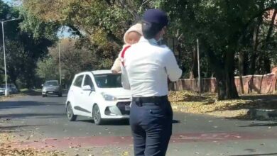 கைக்குழந்தையுடன் பணியில் ஈடுபடுட்ட பெண் காவலர் - Chandigarh Traffic Constable with Baby 2