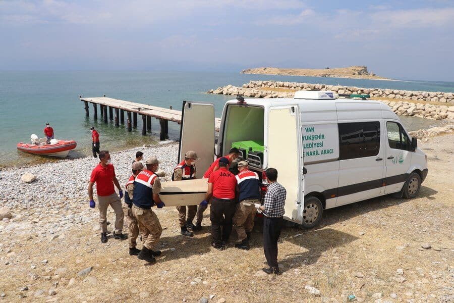 புலம்பெயர்ந்தோரை ஏற்றிச் சென்ற படகு மூழ்கி விபத்து ; இதுவரை 54 சடலங்கள் மீட்பு 2