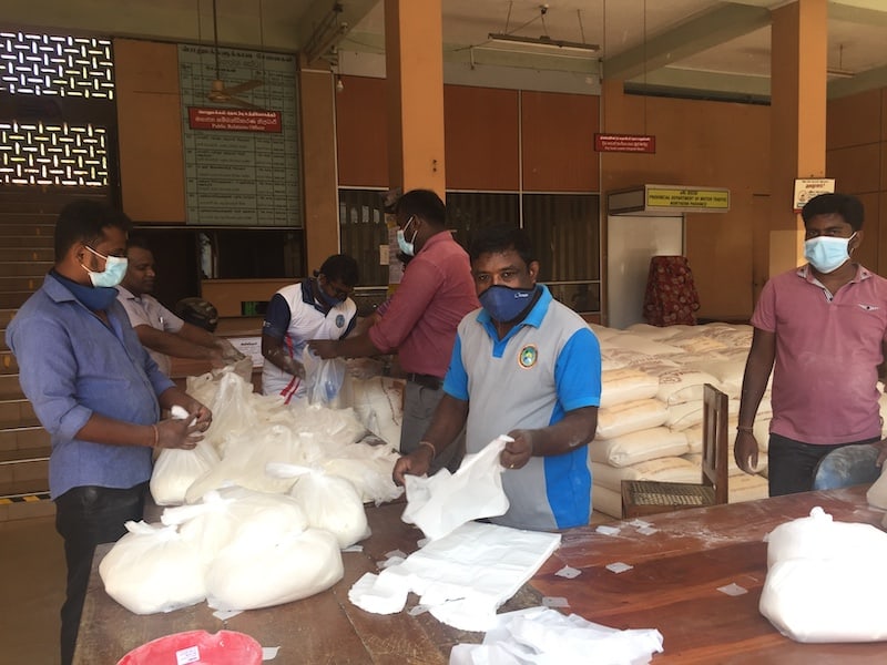 யாழில் வருமானம் குறைந்த குடும்பங்களுக்கு உலர் உணவு வழங்கும் திட்டம் 1