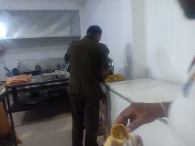 வவுனியாவில் உணவக சிற்றுண்டிக்குள் பாவனைக்கு ஒவ்வாத விநோத முட்டை? 1