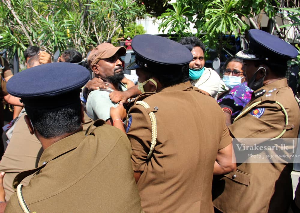 அமெரிக்காவில் கறுப்பின இளைஞர் படுகொலை : கொழும்பில் இடம்பெற்ற ஆர்ப்பாட்டத்தில் 10 பேர் கைது 8