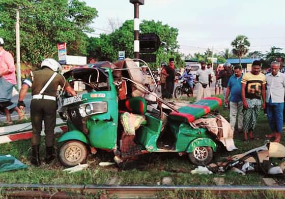 புத்தளத்தில் ரயிலுடன் மோதி விபத்துக்குள்ளான முச்சக்கர வண்டி 8