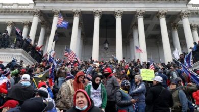 அமெரிக்க நாடாளுமன்றத்தில் டிரம்ப் ஆதரவு கும்பல் வன்முறை, 4 பேர் பலி: வரலாறு காணாத காட்சிகள் 6