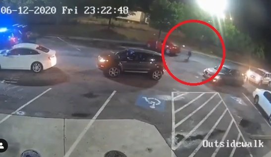 அமெரிக்காவில் மற்றுமொரு கறுப்பினத்தவர் சுட்டுக்கொலை : மீண்டும் வெடித்தது போராட்டம் 8